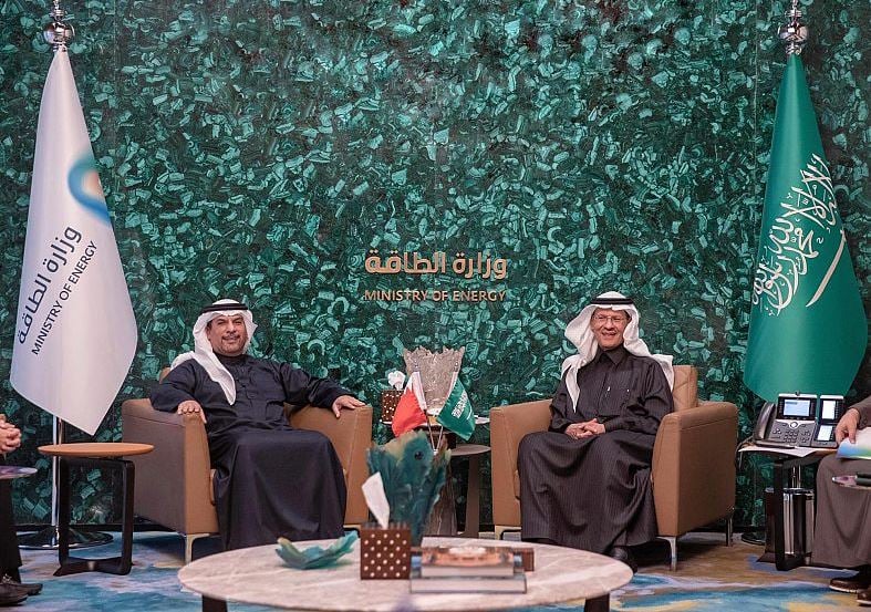 
الأمير عبدالعزيز بن سلمان ووزير النفط والبيئة البحريني يستعرضان العلاقات الثنائية
