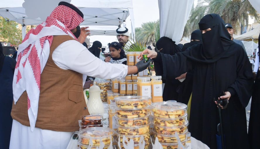 إقبال من الزوار على "بسطة الرياض" للاستمتاع بالفنون الإبداعية