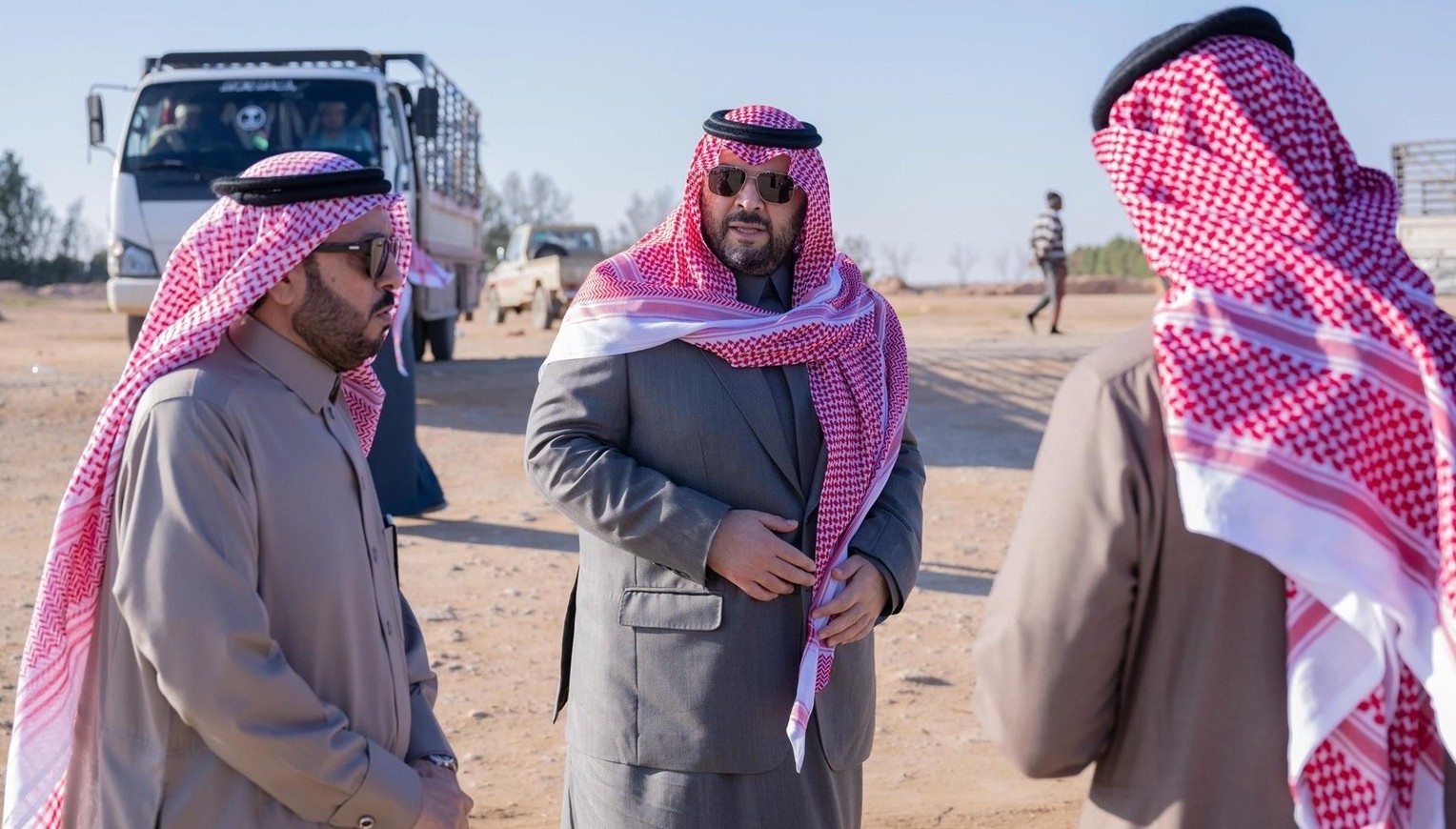 أمير الحدود الشمالية يتفقد المشاريع التنموية برفحاء ويوجه بنقل «سوق الماشية»