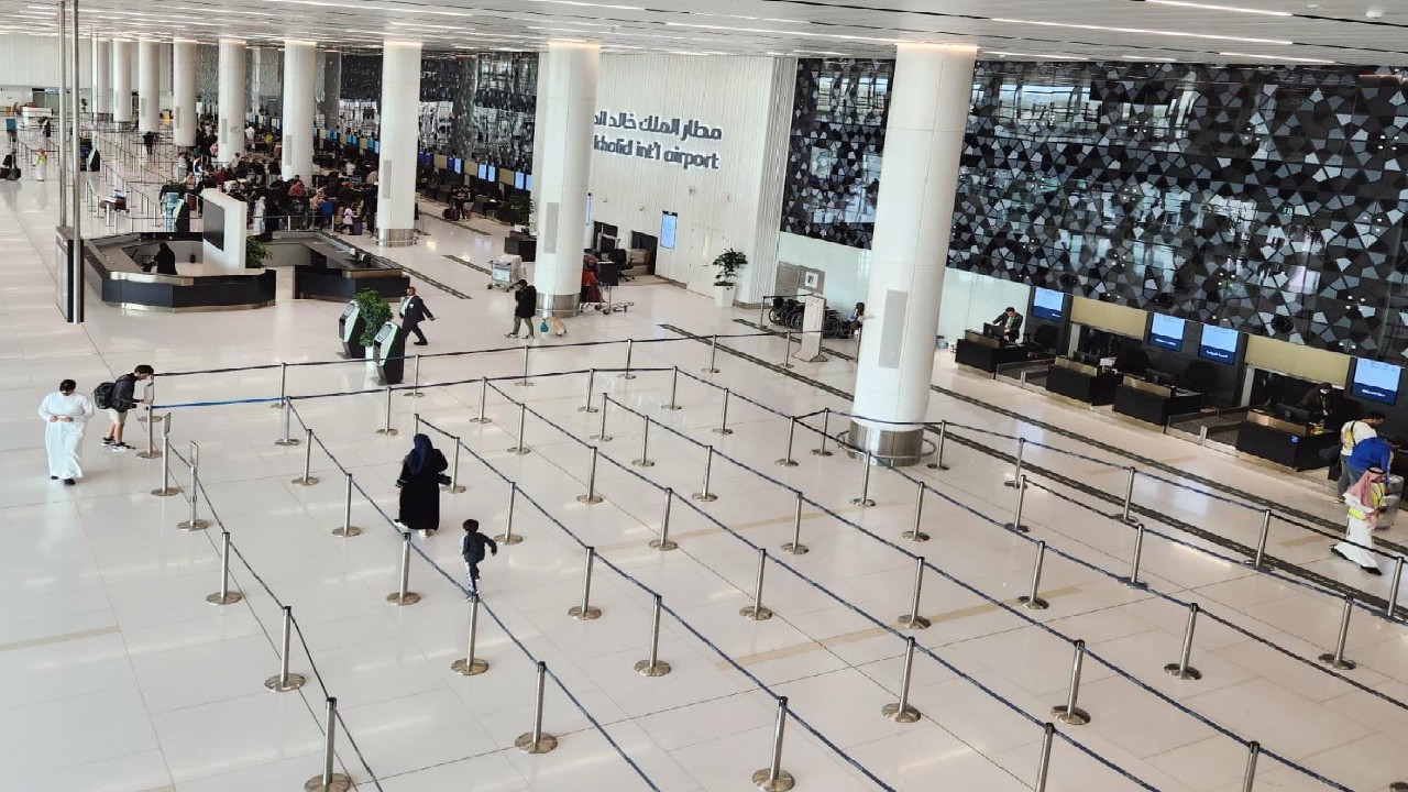 مطار الملك خالد للمسافرين: اخرجوا قبل موعد الرحلة بوقت كافٍ.. الطريق مزدحم
