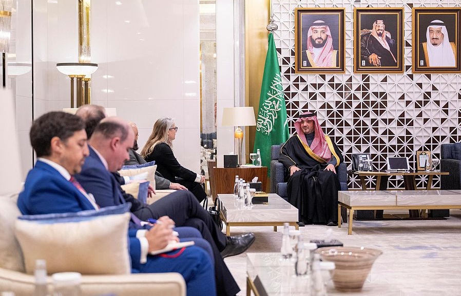 جانب من لقاء وزير الداخلية مع المسؤول البريطاني