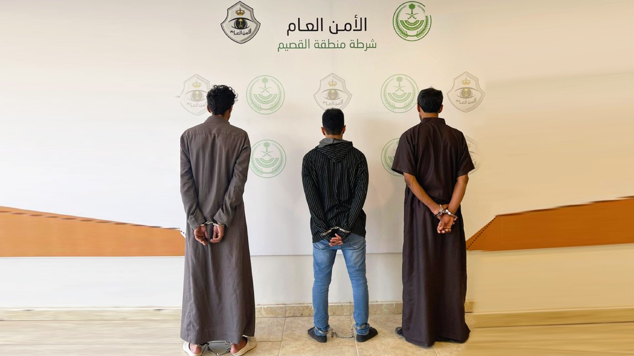 القبض على 3 أشخاص بعنيزة ارتكبوا جرائم سرقة مركبات ومصوغات 