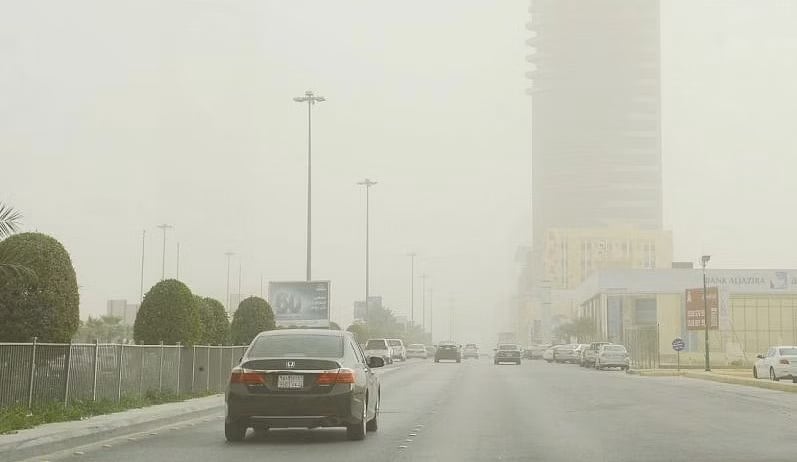 انخفاض الحرارة وأمطار خفيفة.. تقلبات جوية على معظم مناطق المملكة تستمر أيامًا


