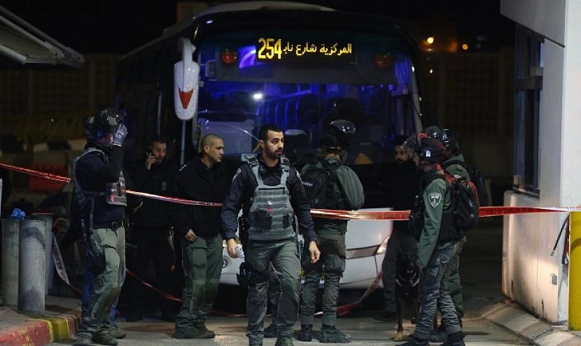 طفل يطعن ضابطًا إسرائيليًا بالقدس.. ومقتل أحد عناصر الاحتلال بـ«نيران صديقة»
