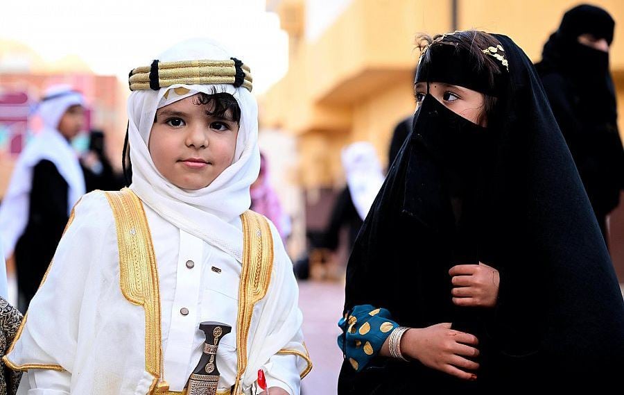 بالصور.. احتفالات يوم التأسيس ترسّخ مكانة الأزياء التراثية لدى الأطفال