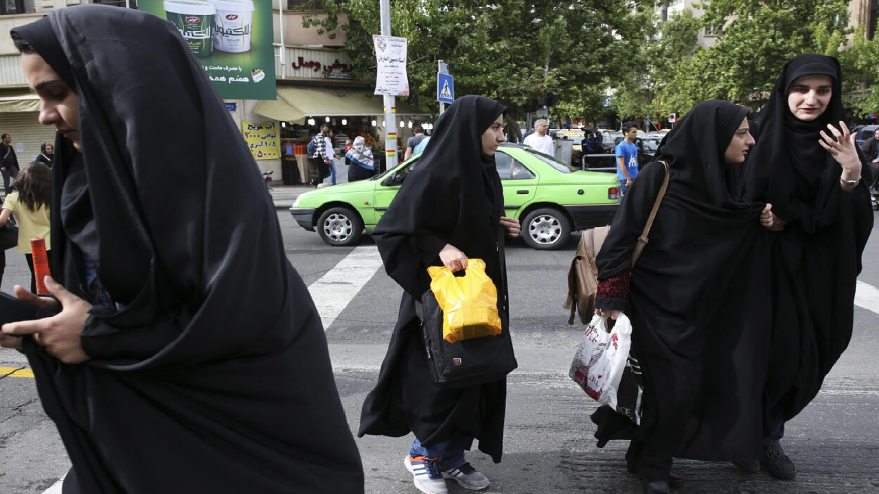 مشروع قانون لحرمان غير المحجبات في إيران من الخدمات الاجتماعية