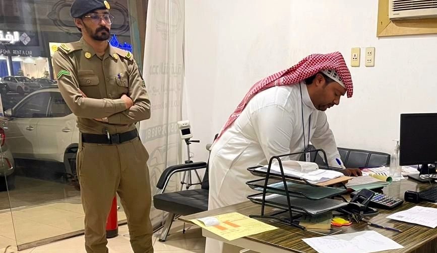 بلدية شرق الدمام: إغلاق أحد مكاتب تأجير السيارات لعدم وجود ترخيص