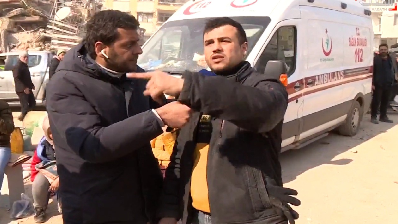 «طلعوهم بدنا ندفنهم».. شاب سوري يناشد لإخراج عوائل تحت الأنقاض