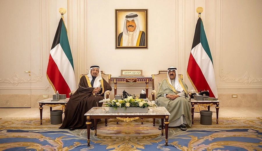 وزير الاستثمار يلتقي ولي عهد الكويت ويبحث معه مجالات التعاون المشترك 