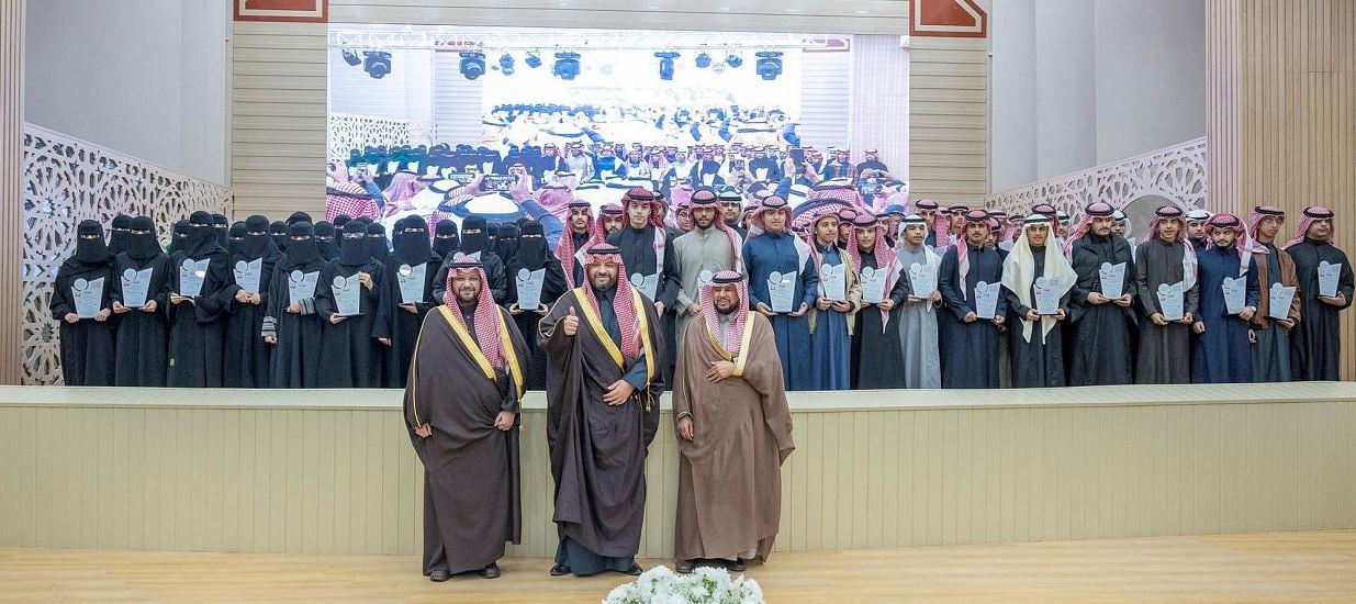  أمير الحدود الشمالية يكرم 280 طالبًا وطالبةً من المتفوقين دراسيًا