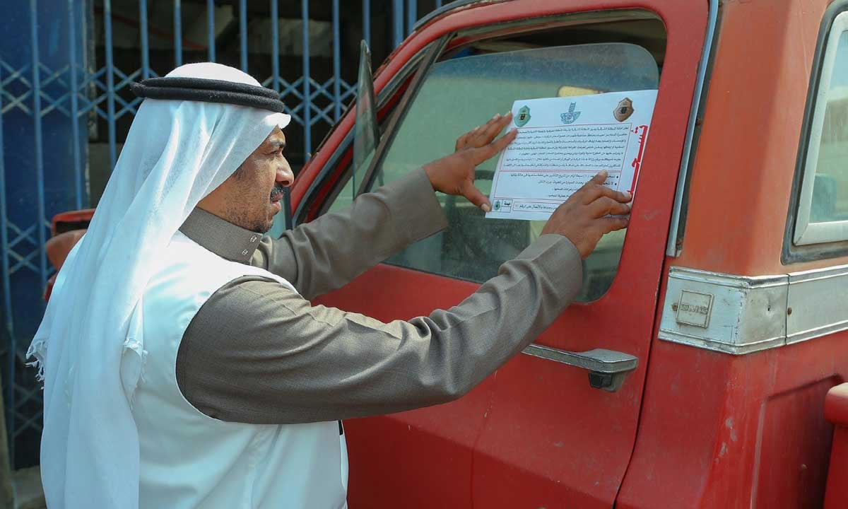بالصور.. بلدية الخبر تضع ملصقات على 18 سيارة مهملة وتالفة بضرورة تصحيح أوضاعها