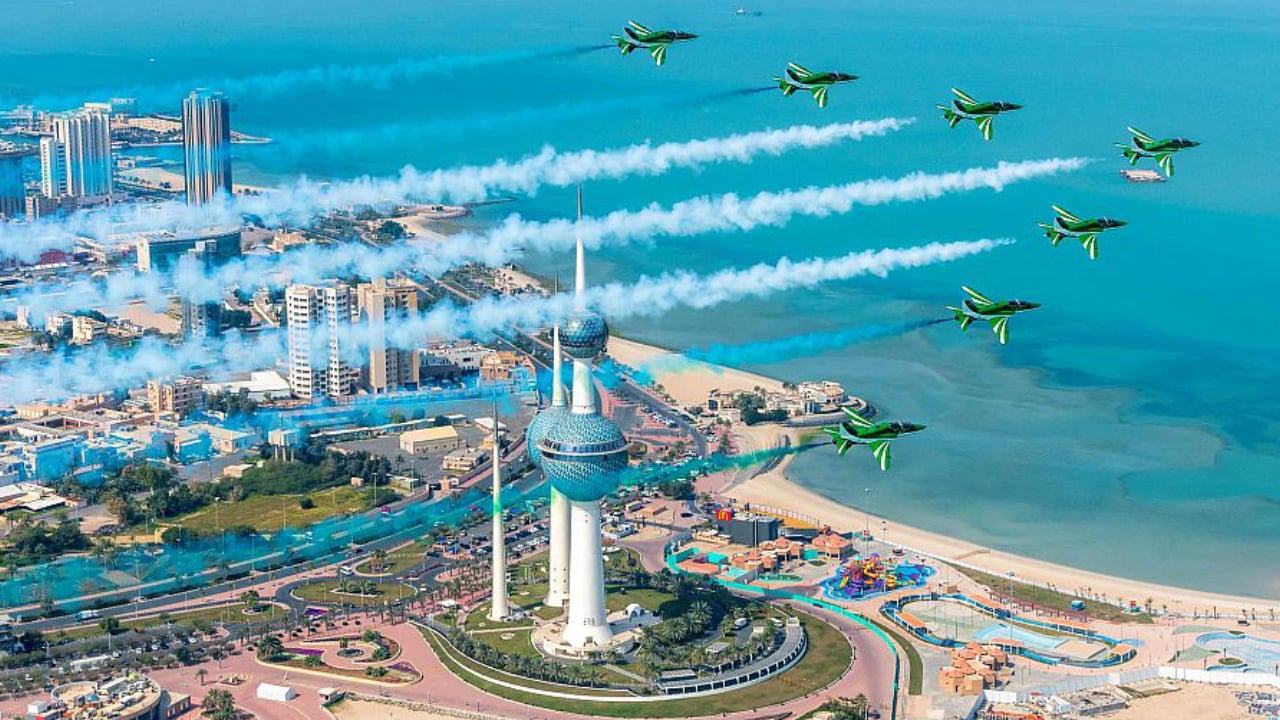 احتفالًا بيومها الوطني.. فريق الصقور السعودية يقدّم عروضًا جوية في سماء الكويت (صور) 