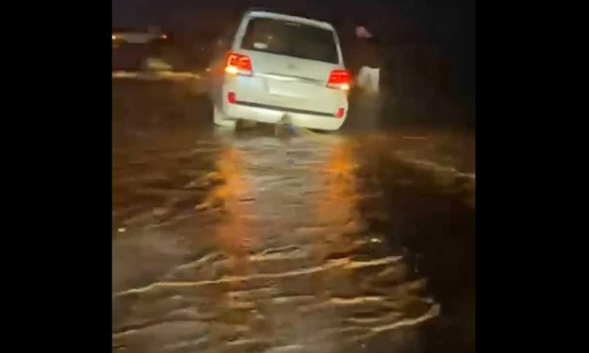 بالفيديو.. «فريق إنجاد» يروي قصة إنقاذ عائلتين عالقتين بسبب الأمطار بشعيب القرين 