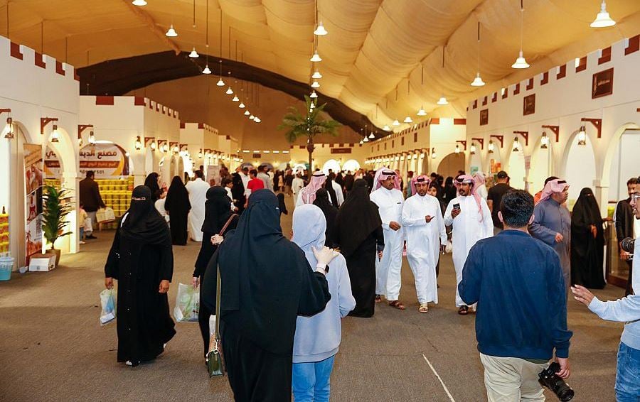 بالصور.. منتوجات مبتكرة وعروض فنية تجذب زوار مهرجان تمور الأحساء