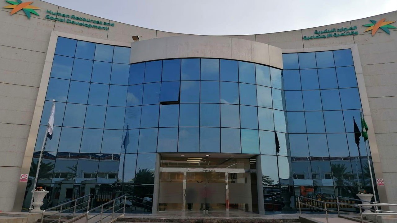«الموارد البشرية» تُعلن عن وظائف إدارية وقانونية للرجال والنساء
