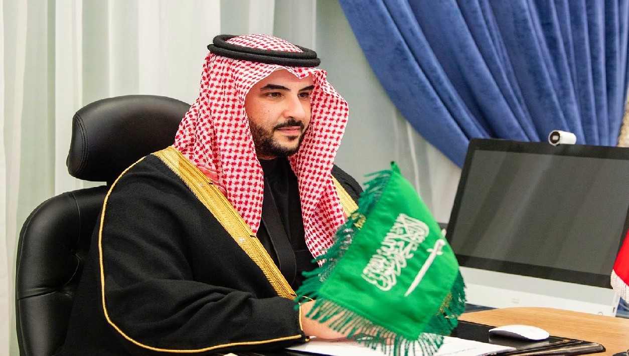 وزير الدفاع يهنئ القيادة بمناسبة ذكرى يوم التأسيس
