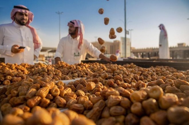كرنفال بريدة للتمور.. شبان حولوا مركباتهم لمسرح لإظهار مواهبهم