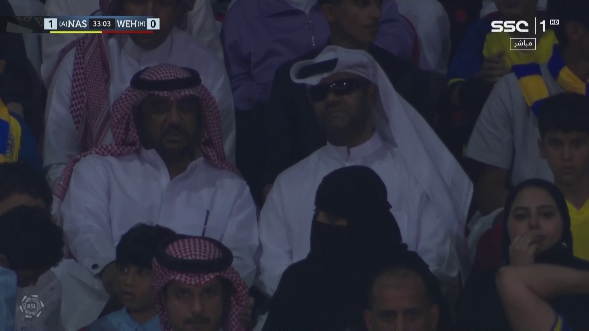 «اللقطة الأجمل في مباراة النصر».. مشجع يصف أحداث المباراة لصديقه الكفيف في المدرجات (فيديو)
