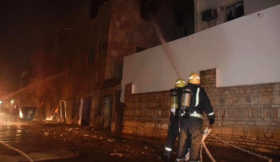 «مدني جدة» يخمد حريقًا اندلع في مبنى بحي الفيصلية