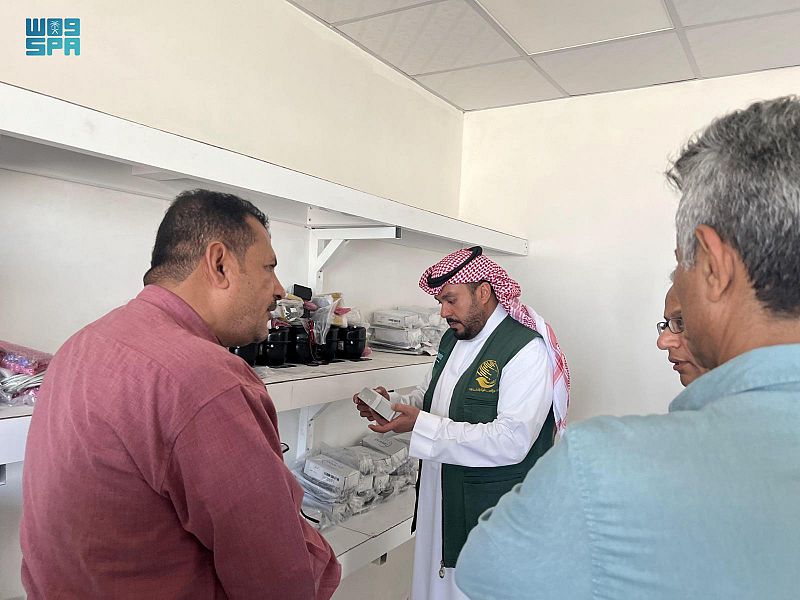 مركز الملك سلمان للإغاثة يتفقد الورشة المركزية لصيانة معدات تبريد وتخزين اللقاحات في عدن