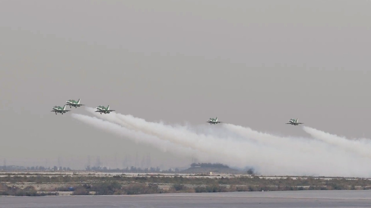 لقطات من الطائرة.. الصقور السعودية تشارك بالعروض الجوية في الجبيل احتفاء بيوم التأسيس  