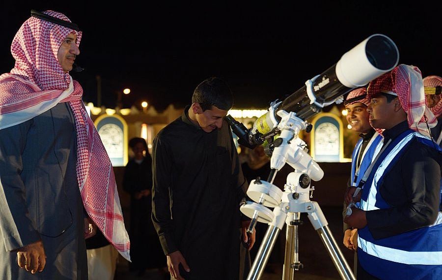 مشاهدة الفضاء بالتلسكوبات تستهوي زوَّار مهرجان شتاء درب زبيدة
