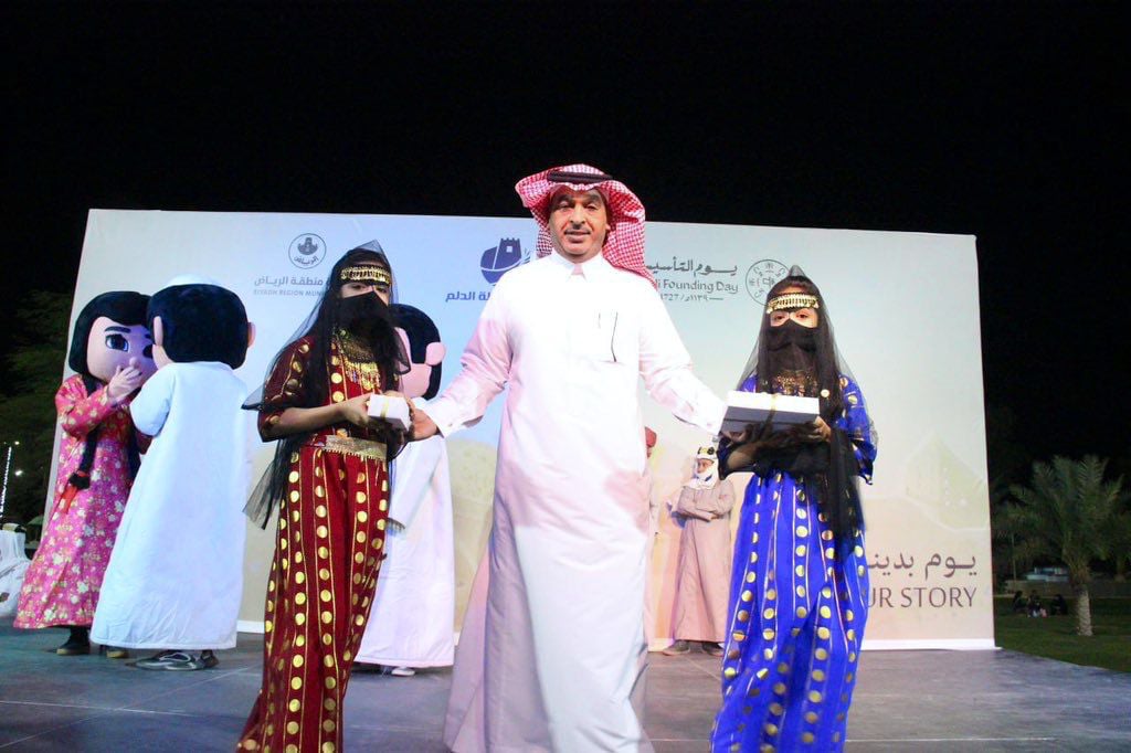 بالصور.. بلدية الدلم تحتفل بيوم التأسيس بتوزيع 3 آلاف هدية وعروض ثقافية