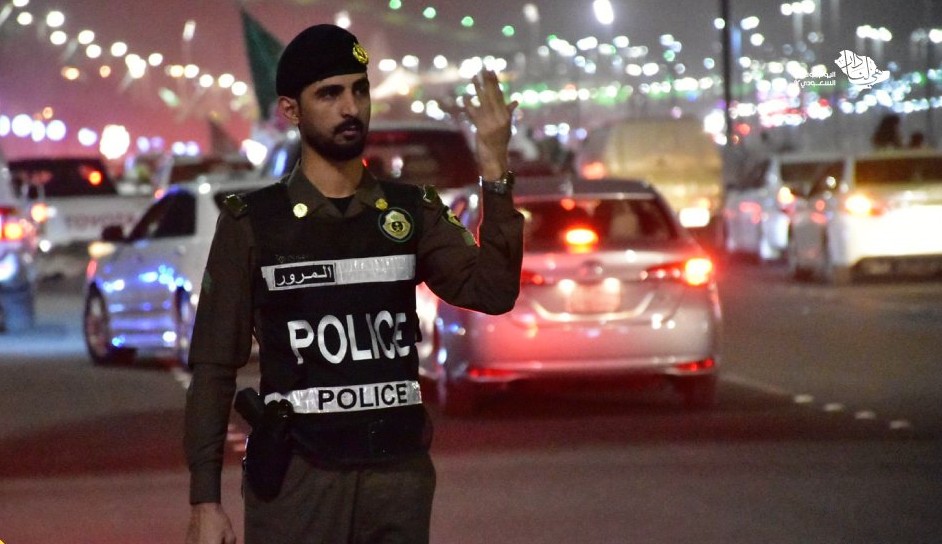 «المرور» تحذّر من القيادة على أكتاف الطريق