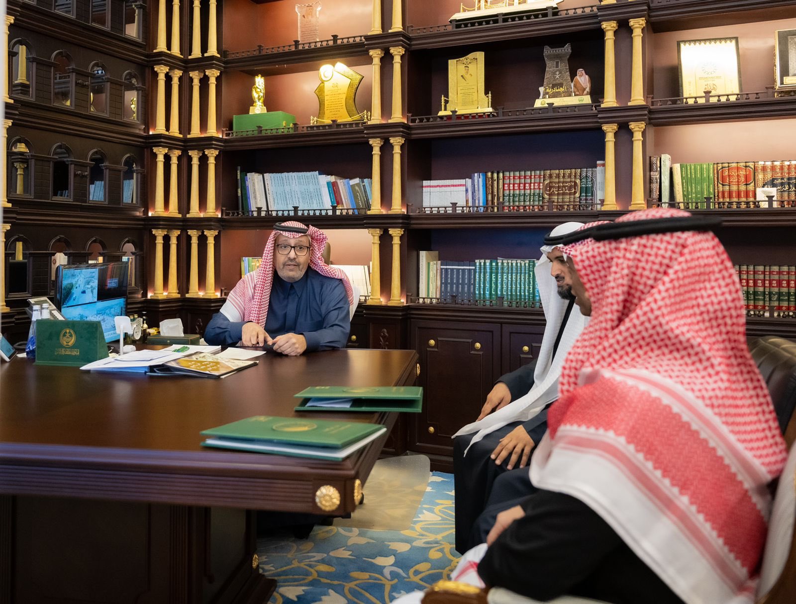 أمير الباحة يستعرض خطة الإدارة العامة للموارد البشرية بالإمارة لعام 2023