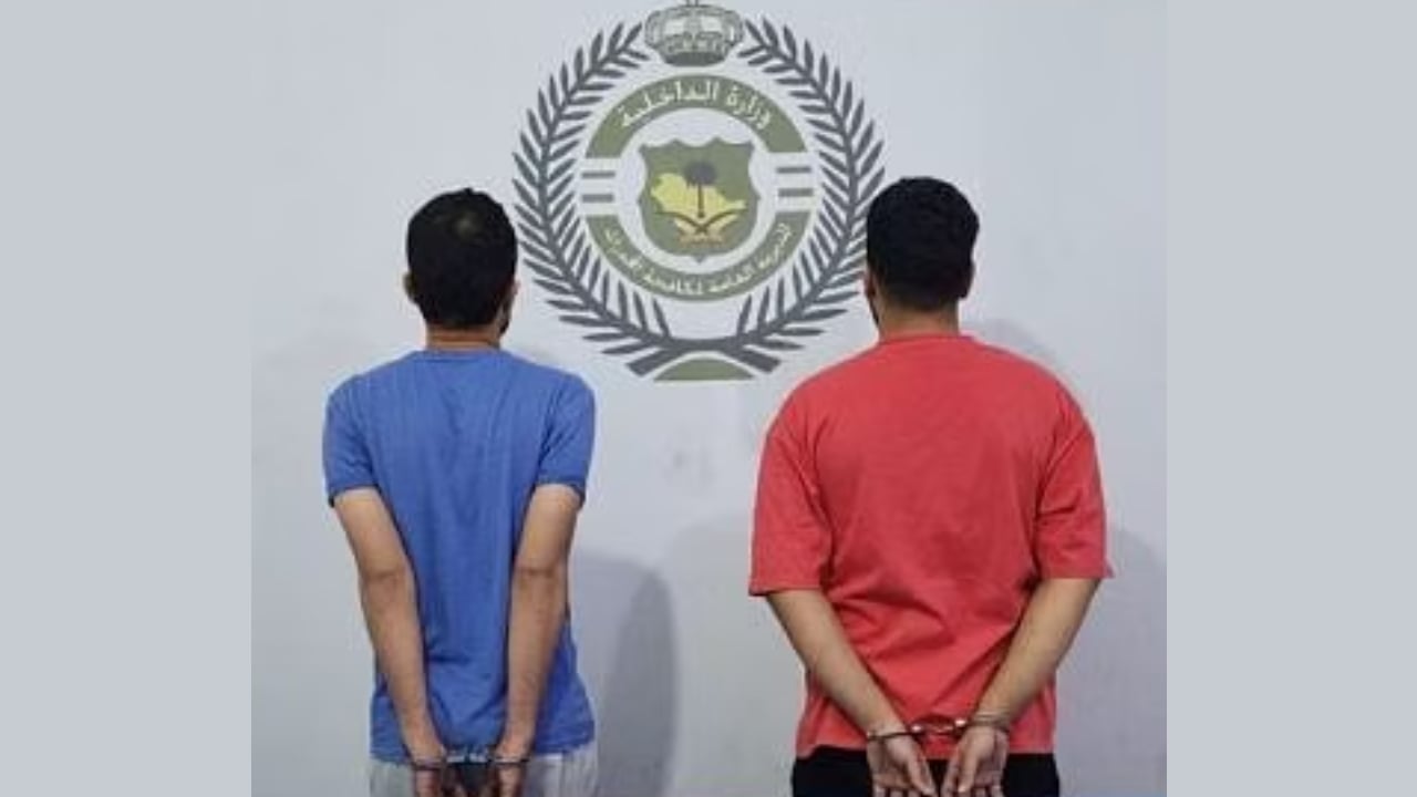 القبض على مواطنين بجدة  لعرضهما وترويجهما مواد مخدرة وأقراصًا خاضعةً لتنظيم التداول الطبي
