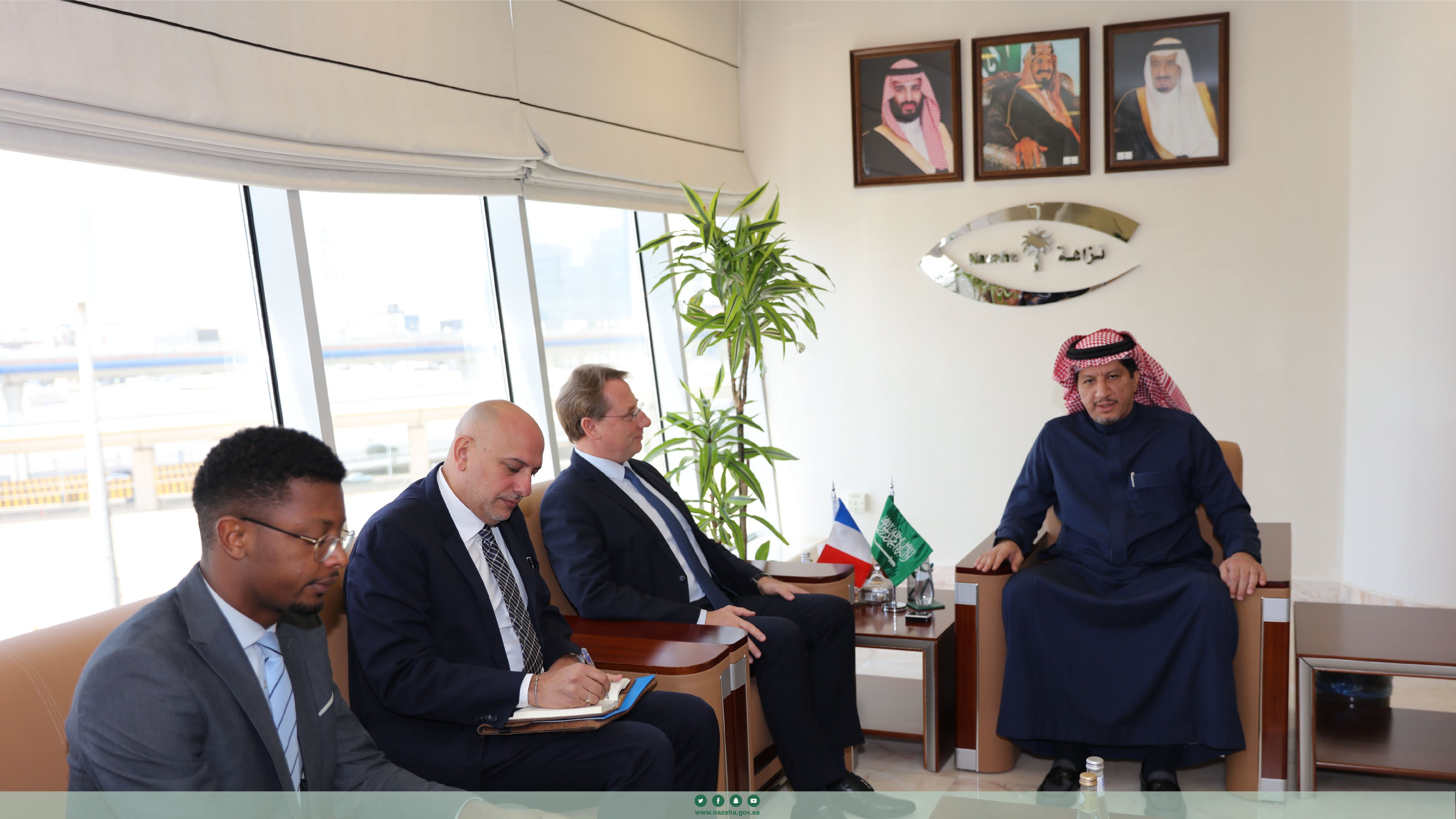 رئيس هيئة الرقابة ومكافحة الفساد يناقش مع السفير الفرنسي تعزيز التعاون بين البلدين 