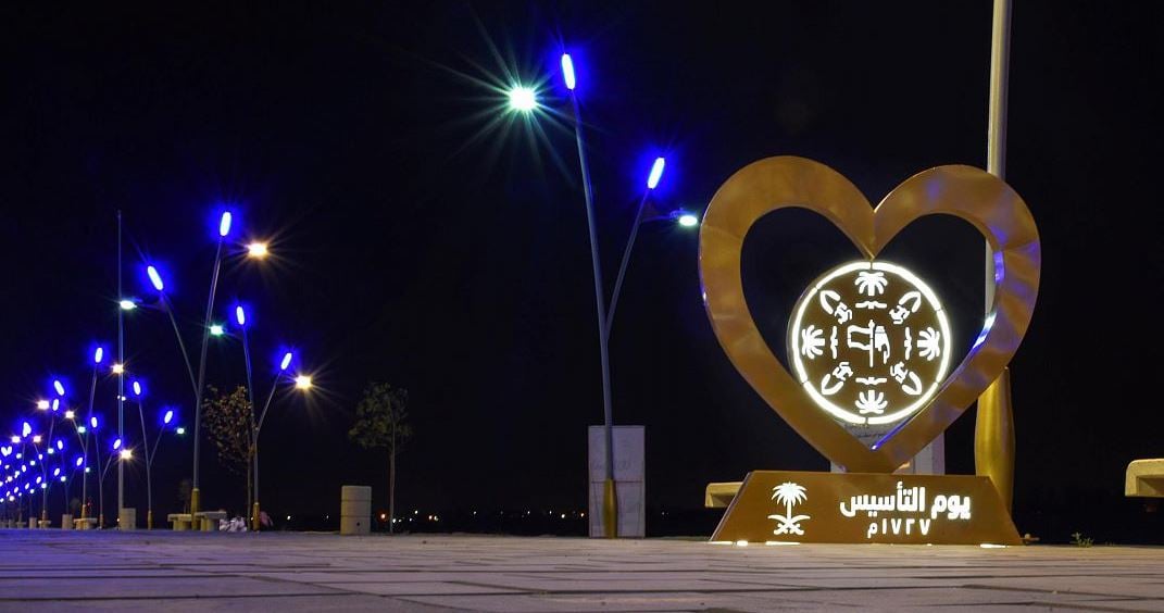 أمانة نجران تُزيّن الشوارع والميادين احتفاء بيوم التأسيس