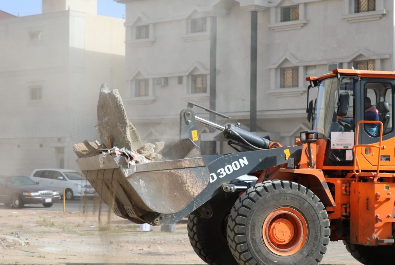 أمانة جازان ترفع أكثر من 21 ألف متر مكعب من مخلفات البناء خلال سبتمبر 