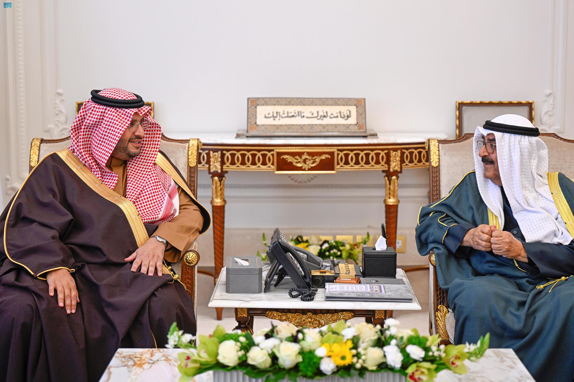 ولي عهد الكويت يستقبل الأمير تركي بن محمد بن فهد