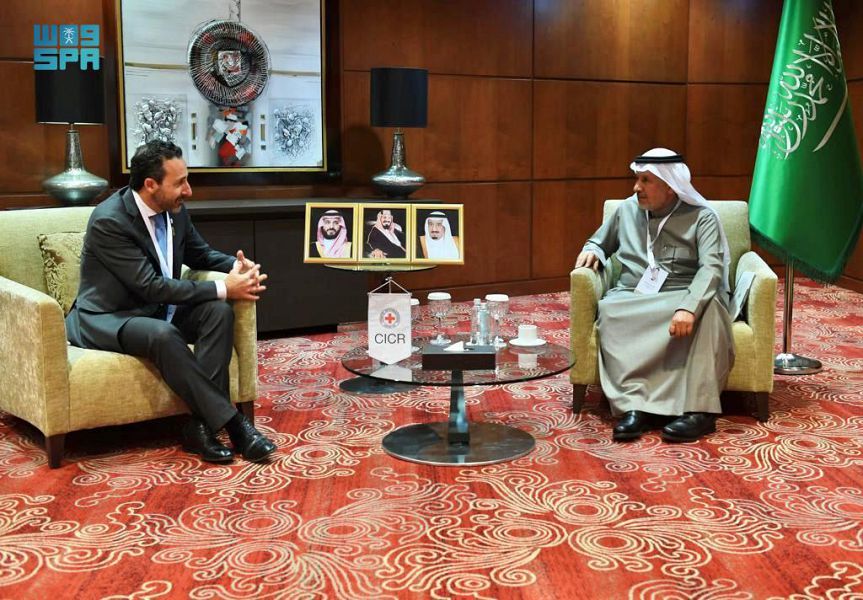  "الربيعة" يلتقي المدير العام للجنة الدولية للصليب الأحمر على هامش منتدى الرياض الإنساني
