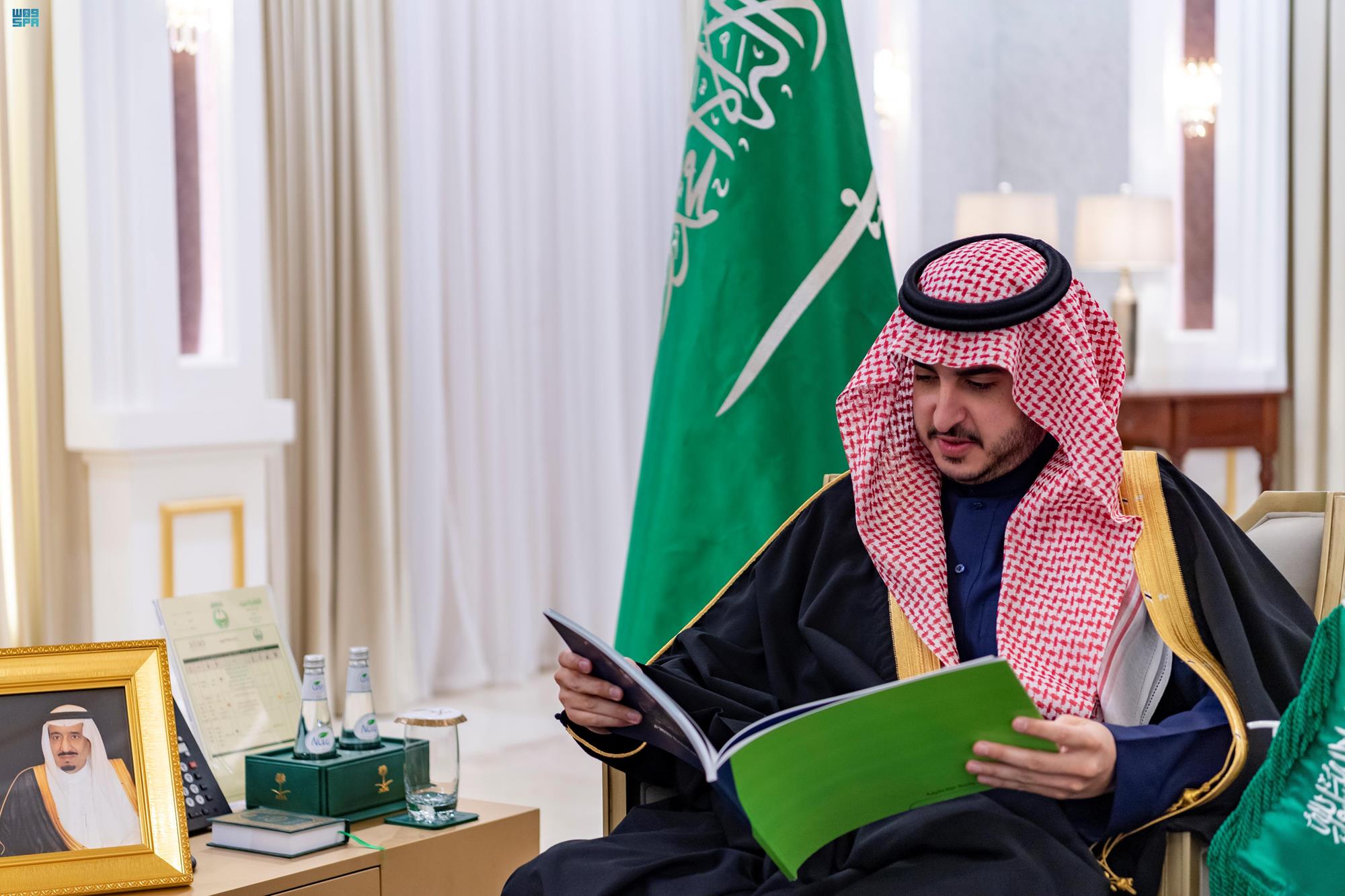 أمير الجوف يتسلّم التقرير الختامي لمعرض الطاقة المتجددة

