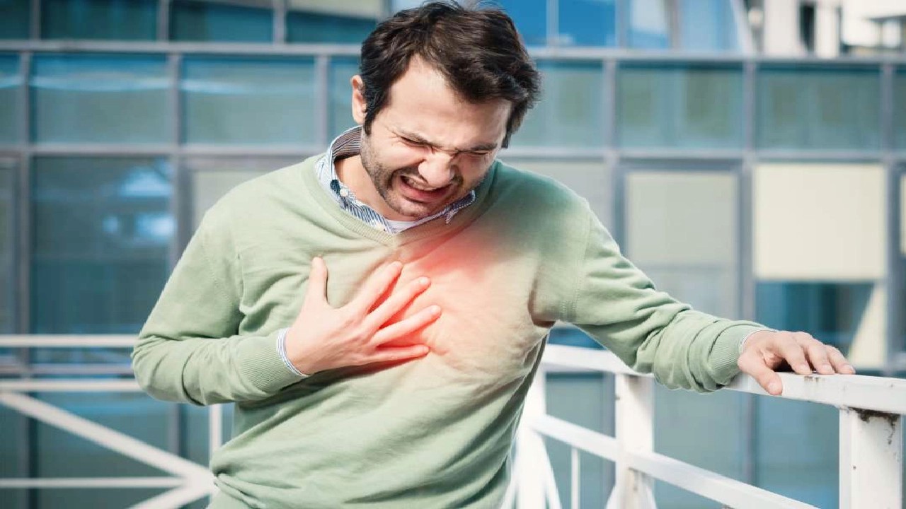 استشاري: العمل لأكثر من 55 ساعة أسبوعيًا يزيد خطر الإصابة بجلطات الدماغ