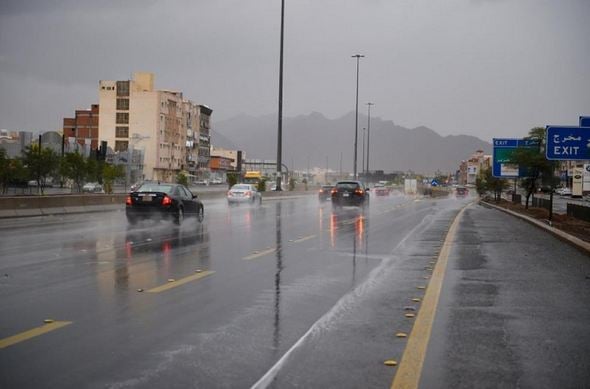 بداية التقلُّبات الجوية.. أمطار رعدية وسيول على السعودية حتى الأربعاء المقبل