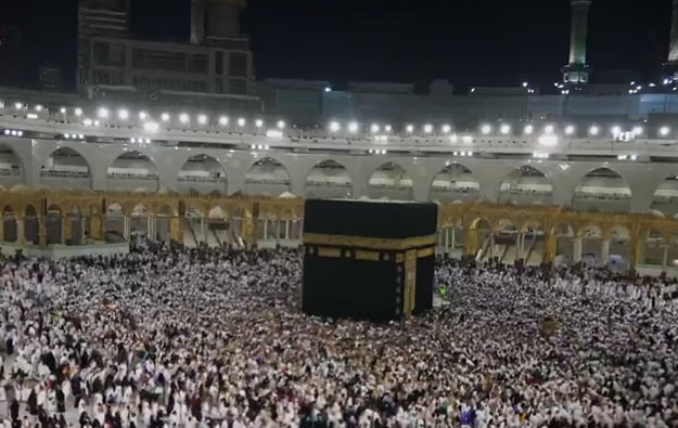 بالفيديو.. صحن المطاف يكتظ بالمعتمرين 