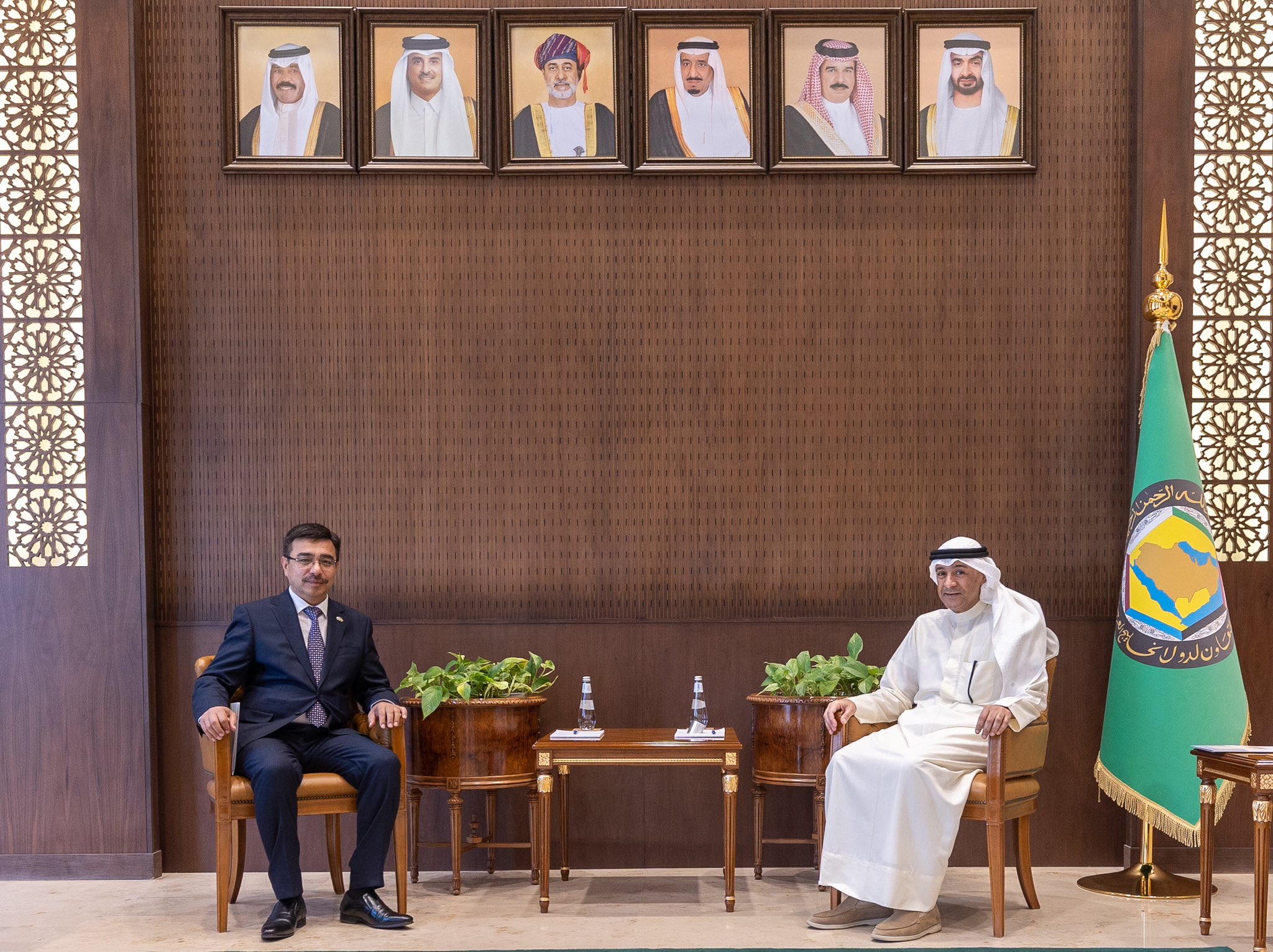 بحثا «فرص التعاون وتعزيز الشراكات».. أمين «التعاون الخليجي» يلتقي سفير أوزبكستان بالمملكة