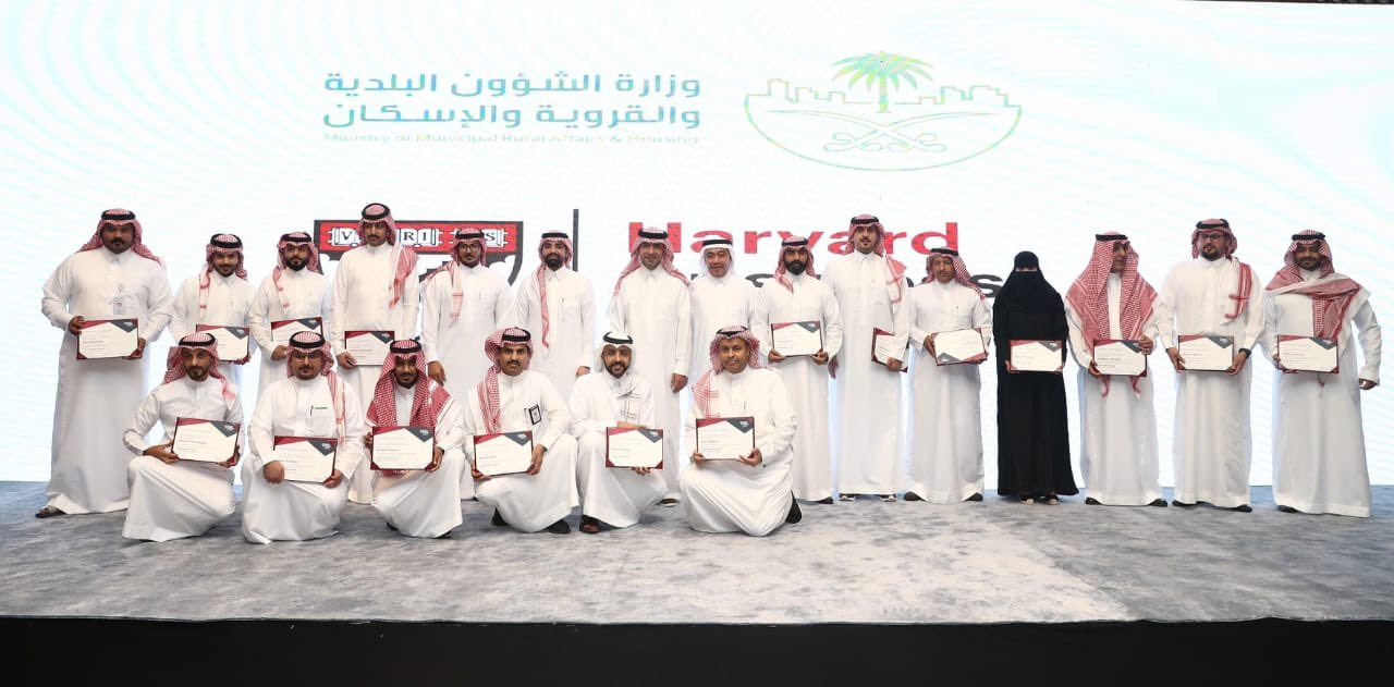 بالصور.. «الشؤون البلدية» تكرم الدفعة الثانية من خرّيجي برنامج تطوير قادة المُستقبل

