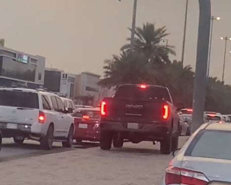 قائد سيارة يقودها على الرصيف.. و«المرور» تتفاعل