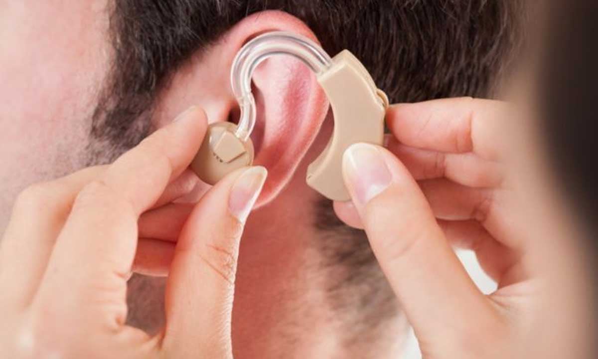 الغذاء والدواء: 5 حالات تستلزم استشارة الطبيب عند استخدام سماعات الأذن

