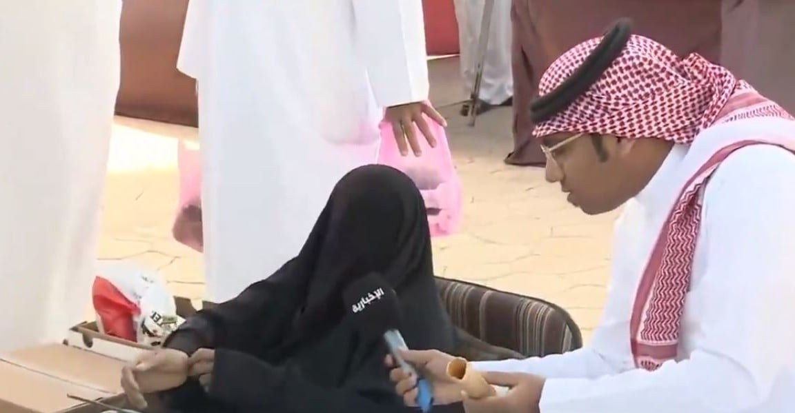إقبال كثيف على «الرقاق» بأسواق الأحساء.. وبائعة تكشف مكوناته