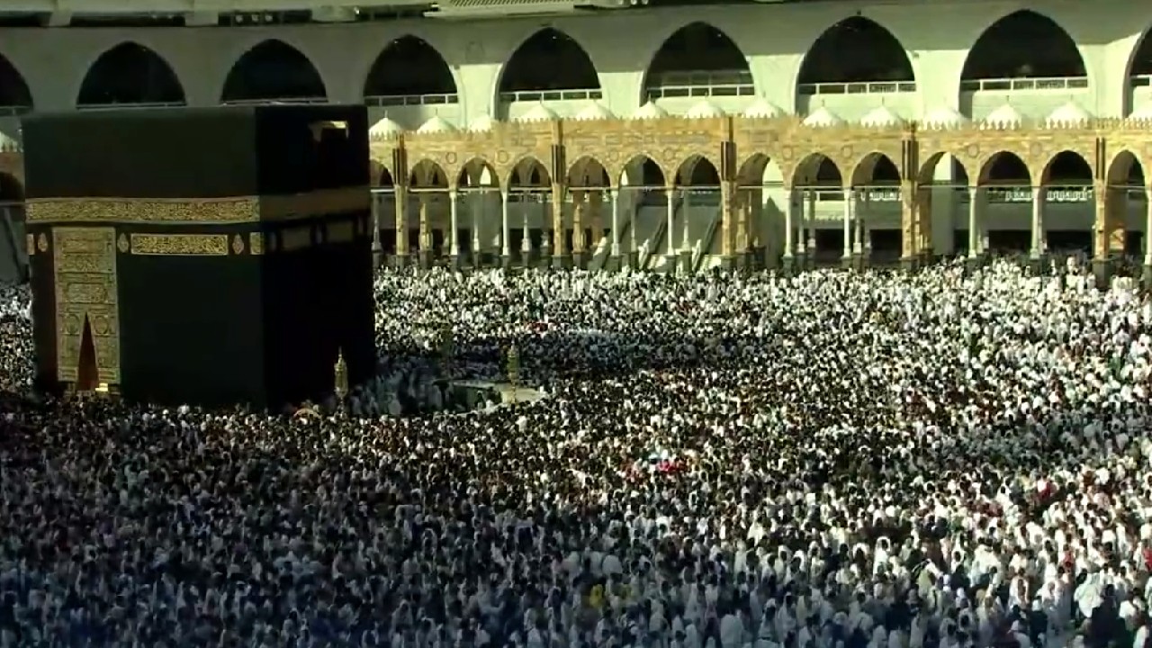 بالفيديو.. أعداد غفيرة من معتمري الداخل والخارج يؤدون مناسكهم في أول جمعة بشهر رمضان