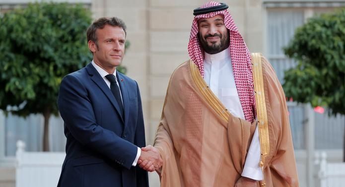 ولي العهد والرئيس الفرنسي يبحثان هاتفيًا تعزيز التعاون