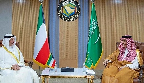وزير الخارجية يبحث سبل تعزيز العمل الخليجي المشترك مع نظيره الكويتي