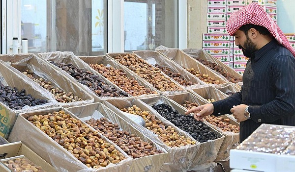 40 صنفًا من التمور تزين موائد إفطار الصائمين في تبوك