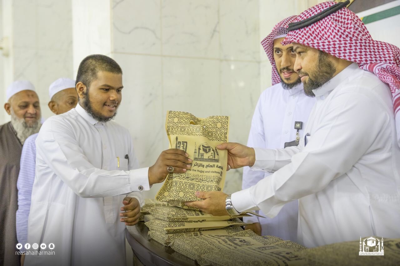 «شؤون الكتب» تُطلق مبادرة «زاد المعتمر» بالمسجد الحرام