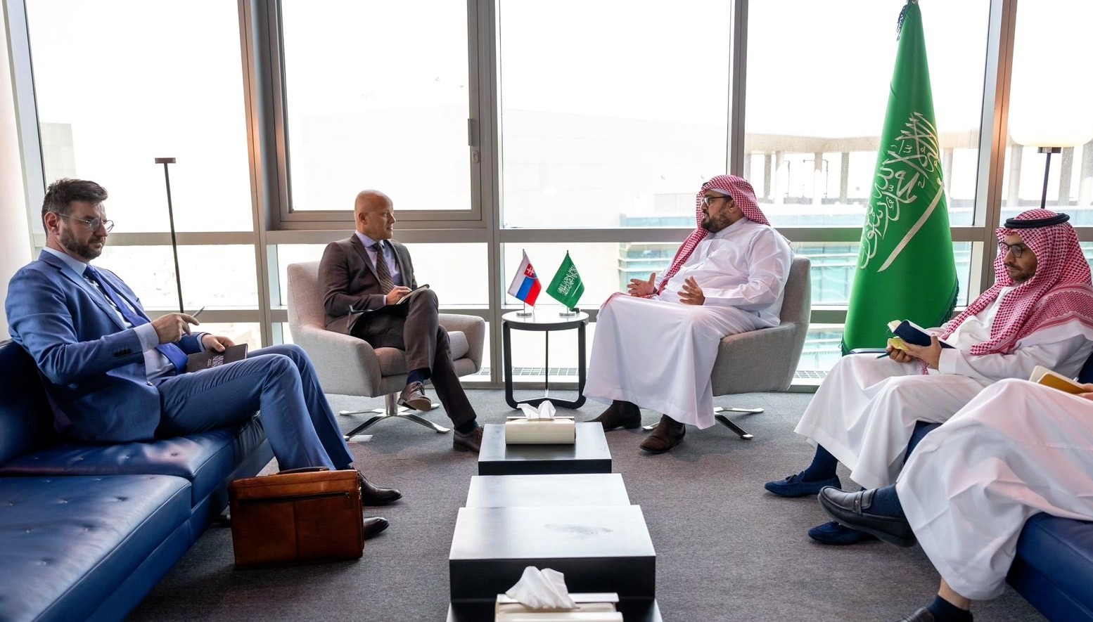 وزير الاقتصاد يبحث فرص التعاون المشترك مع سفير سلوفاكيا لدى المملكة